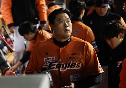 한화 선발 류현진이 29일 대전 한화생명이글스파크에셔 열린 2024 KBO리그 정규시즌 KT전에서 6회를 마친 후 더그아웃에서 아쉬워하고 있다. 사진 | 대전=연합뉴스