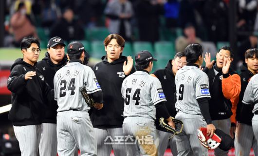한화 류현진(왼쪽 두 번째)을 비롯한 선수들이 6일 인천SSG랜더스필드에서 열린 2024 KBO리그 SSG전 승리 후 하이파이브를 나누고 있다. 문학 | 강영조기자 kanjo@sportsseoul.com