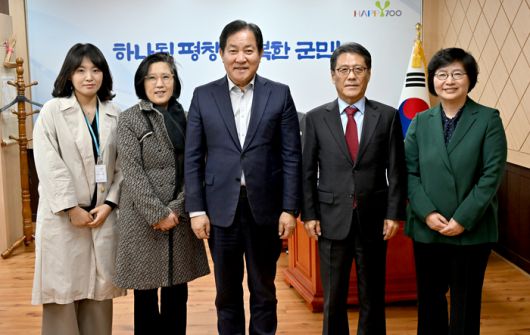 (왼쪽 두번째부터)고동연 강원국제트리엔날레 2024 예술감독, 심재국 평창군수, 신현상 강원문화재단 대표이사.   사진|평창군청