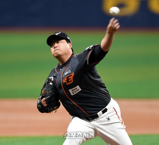 한화 선발투수 류현진이 5일 고척스카이돔에서 열린 2024 KBO리그 키움과 경기에서 역투하고 있다. 고척 | 최승섭기자 thunder@sportsseoul.com