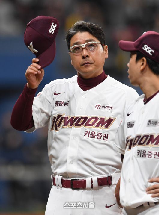 키움 홍원기 감독이 3월31일 고척스카이돔에서 열린 2024 KBO리그 LG전 승리 후 관중들에게 인사하고 있다. 고척 | 박진업 기자 upandup@sportsseoul.com