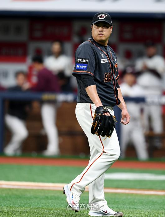 한화 류현진이 5일 고척스카이돔에서 열린 2024 KBO리그 키움과 경기 5회말 1사 1,3루에서 김재현에 적시2루타를 허용한 후 아쉬워하고 있다. 고척 | 최승섭기자 thunder@sportsseoul.com