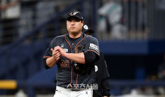 한화 선발투수 류현진이 5일 고척스카이돔에서 열린 2024 KBO리그 키움과 경기 5회 연속 실점 후 볼을 닦고 있다. 고척 | 최승섭기자 thunder@sportsseoul.com