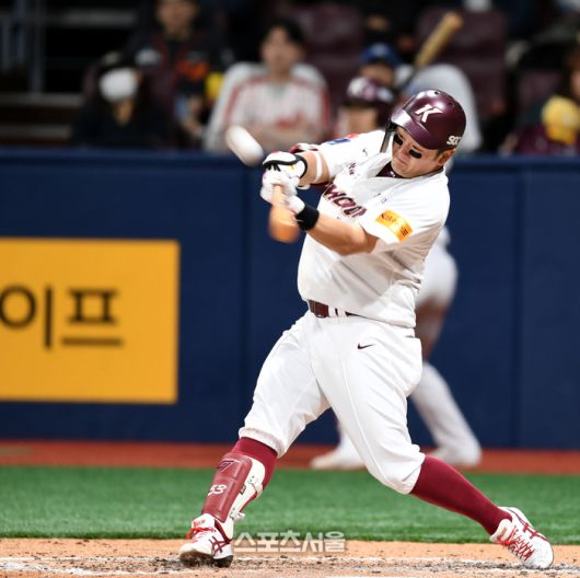 키움 최주환이 5일 고척스카이돔에서 열린 2024 KBO리그 한화와 경기에서 4회말 타격하고 있다. 고척 | 최승섭기자 thunder@sportsseoul.com