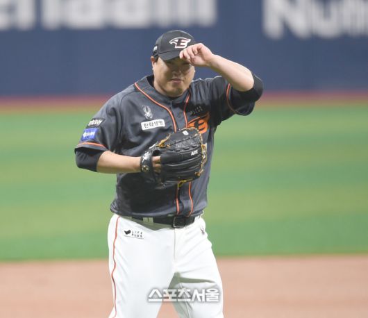 한화 선발투수 류현진이 5일 고척 스카이돔에서 열린 2024 KBO리그 키움과 경기 1회 마운드에 오르며 주심에 인사를 하고 있다. 고척 | 최승섭기자 thunder@sportsseoul.com