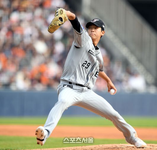 한화 투수 황준서가 10일 잠실야구장에서 열린 2024 KBO리그 두산과 경기 4회 역투하고 있다. 잠실 | 최승섭기자 thunder@sportsseoul.com