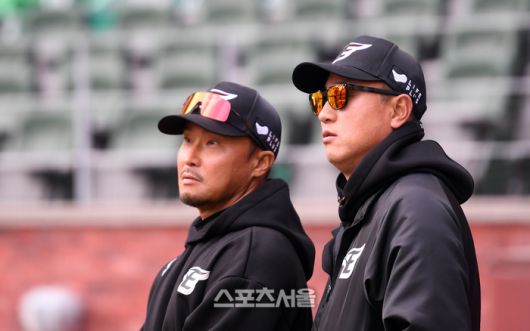 한화 최원호 감독이 26일 인천SSG랜더스필드에서 열린 2024 KBO리그 한화이글스와 SSG랜더스의 경기에 앞서 그라운드에서 정경배 코치와 함께 선수들을 살펴보고 있다. 2024.03.26문학 | 강영조기자 kanjo@sportsseoul.com