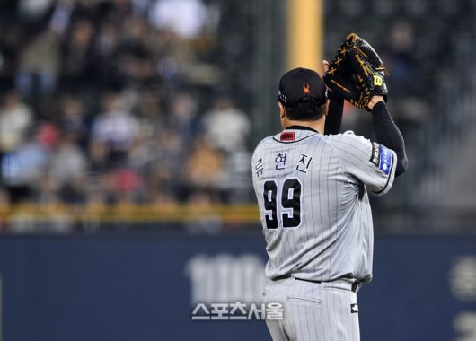한화 이글스 류현진이 11일 잠실구장에서 열린 2024 KBO리그 두산 베어스와 경기 3회말 1사 두산 김대한의 타구를 잡아낸 우익수 페라자를 향해 박수를 보내고 있다. 잠실 | 박진업 기자 upandup@sportsseoul.com