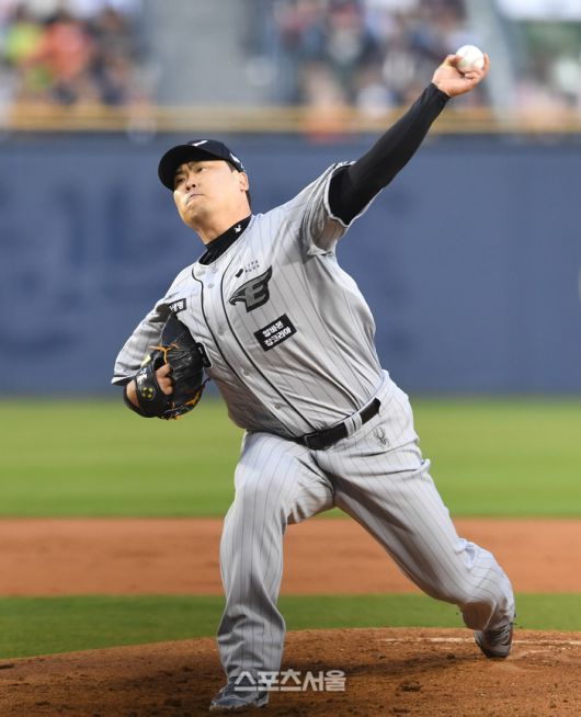 한화 이글스 류현진이 11일 잠실구장에서 열린 2024 KBO리그 두산 베어스와 경기에 선발 등판해 힘차게 공을 던지고 있다. 잠실 | 박진업 기자 upandup@sportsseoul.com