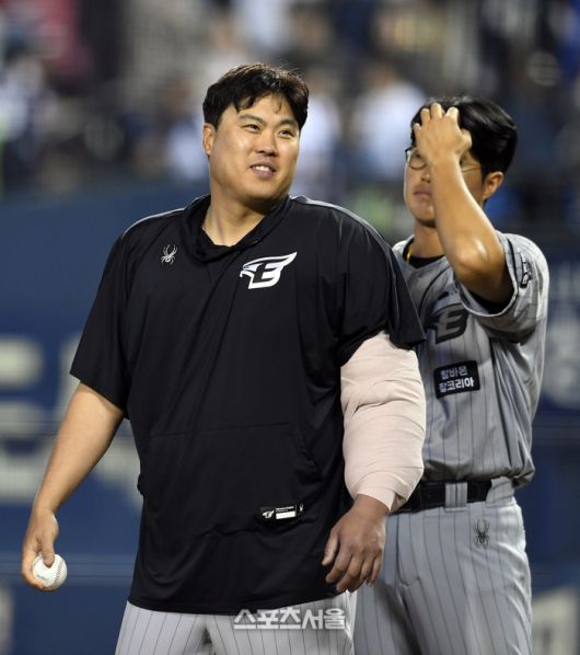 한화 이글스 류현진이 11일 잠실구장에서 열린 2024 KBO리그 두산 베어스와 경기에서 6이닝 무실점으로 국내 복귀 첫 승이자 시즌 첫 승을 거둔 뒤 밝게 웃고 있다. 잠실 | 박진업 기자 upandup@sportsseoul.com