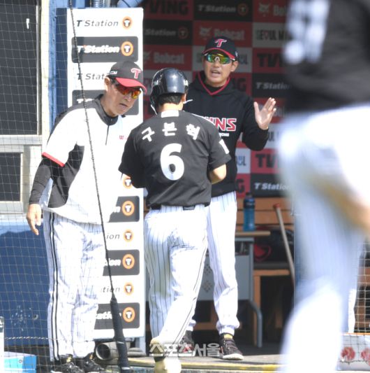 LG 염경엽 감독이 14일 잠실야구장에서 열린 2024 KBO리그 두산과 경기 2회초 무사2,3루 신민재 희생타 때 홈을 밟은 구본혁과 하이파이브를 하고 있다. 2024. 4. 14.잠실 | 최승섭기자 thunder@sportsseoul.com