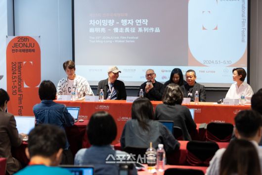 ‘행자 연작’의 감독 차이밍량과  정준호 집행위원장이 지난 3일  베스트웨스턴 전주호텔서 진행된 기자회견에 참석해 기자들의 질문에 답하고 있다. (사진=고봉석 기자)