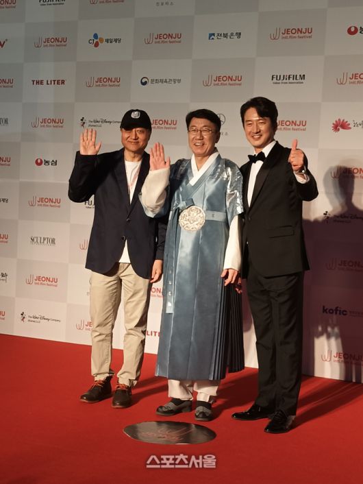 전주국제영화제 개막식 레드카펫에서 관객들에게 포즈를 취하고 있다. (왼쪽부터 민성욱 공동집행위원장, 우범기 전주시장,정준호 공동집행위원장 / 사진=고봉석 기자)