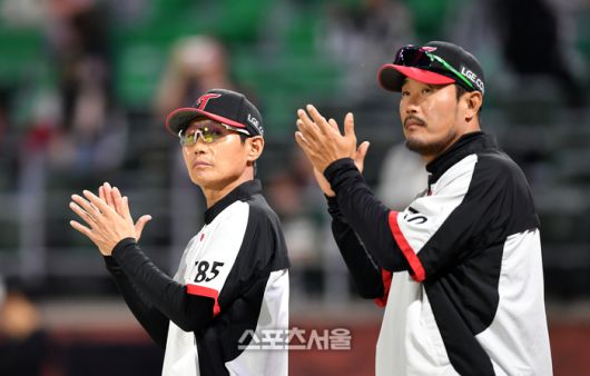 LG 염경엽 감독과 이호준 코치가 29일 인천SSG랜더스필드에서 2024 프로야구 SSG랜더스와 LG트윈스 경기를 마친후 선수들에 박수를 보내며 자축하고 있다.    2024.05.29.문학 | 강영조기자 kanjo@sportsseoul.com
