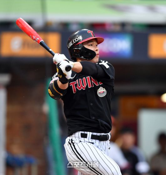 LG 2번타자 문성주가 30일 인천SSG랜더스필드에서 2024 프로야구 SSG랜더스와 LG트윈스 경기 3회초 2사 1루에서 1타점 2루타로 출루하고 있다.    2024.05.30.문학 | 강영조기자 kanjo@sportsseoul.com