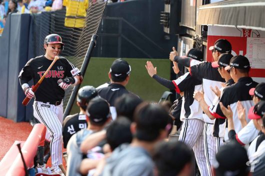 LG 박동원이 지난 8일 수원 KT전에서 홈런을 터뜨린 후 더그아웃에서 하이파이브를 준비하고 있다. 사진 | LG 트윈스