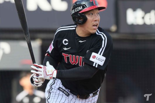 LG 김현수가 지난 8일 수원 KT전에서 안타를 치고 있다. 사진 | LG 트윈스