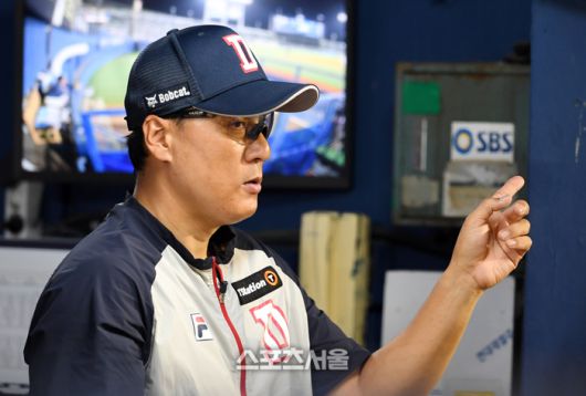 두산 이승엽 감독이 4일 잠실구장에서 열린 2024 KBO리그 롯데전에서 사인을 내고 있다. 잠실 | 박진업 기자 upandup@sportsseoul.com