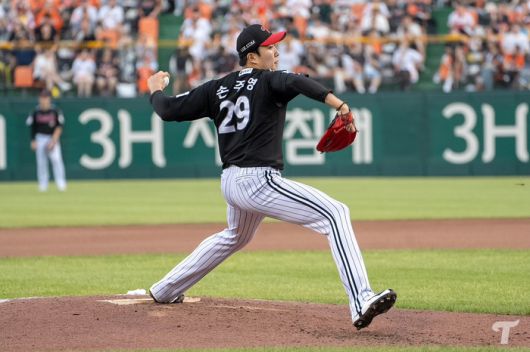 LG 선발 투수 손주영이 지난 13일 대전 한화전에서 호투하고 있다. 사진 | LG 트윈스