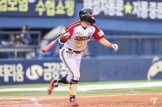 LG 박해민이 21일 잠실 두산전에서 안타를 치고 있다. 사진 | LG 트윈스