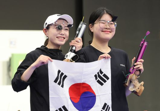 28일(현지시간) 프랑스 샤토루 슈팅 센터에서 열린 2024 파리 올림픽 사격 공기권총 10m 여자 결선에서 금·은메달을 차지한 오예진(오른쪽)과 김예지가 미소를 보이고 있다. 사진 | 사토루=연합뉴스