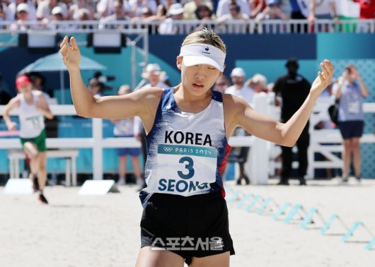 성승민이 11일(한국 시간) 프랑스 베르사유 궁전에서 열린 2024 파리올림픽 근대5종 여자부 결선 경기에서 3위로 결승선을 통과하고 있다.성승민은 펜싱, 승마, 수영, 레이저 런(육상＋사격) 합계 1천441점으로 미첼레 구야시(헝가리·1천461점), 엘로디 클루벨(프랑스·1천452점)에 이어 3위에 올랐다. 2024. 8. 11. 베르사유 | 박진업기자 upandup@sportsseoul.com
