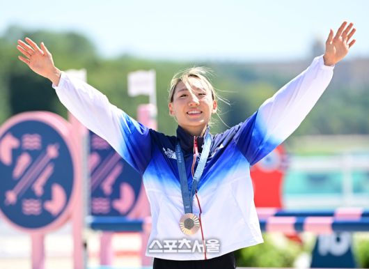 성승민이 11일(한국 시간) 프랑스 베르사유 궁전에서 열린 2024 파리올림픽 근대5종 여자부 결선 경기에서 동메달을 딴 뒤 시상대에 오르고 있다.성승민은 펜싱, 승마, 수영, 레이저 런(육상＋사격) 합계 1천441점으로 미첼레 구야시(헝가리·1천461점), 엘로디 클루벨(프랑스·1천452점)에 이어 3위에 올랐다. 2024. 8. 11. 베르사유 | 박진업기자 upandup@sportsseoul.com