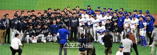 지난 3월 18일 한국 대표팀과 LA 다저스가 고척돔에서 평가전을 치른 후 기념 사진을 찍고 있다.  고척 | 강영조기자 kanjo@sportsseoul.com