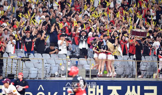 기아 7번타자 변우혁이 28일 고척스카이돔에서 열린 2024프로야구 키움히어로즈와 기아타이거즈의 경기 9회초 2사 김선빈의 동점 솔로홈런에 이어 역전 솔로홈런을 터트린 후 홈인하고 있다.  2024.07.28.고척 | 강영조기자 kanjo@sportsseoul.com