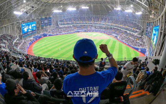 MLB 서울시리즈 개막전 LA다저스-샌디에이고 파드리스 경기가 펼쳐지는 20일 서울 구로구 고척스카이돔에서 오타니 유니폼을 입은 관람객이 환호하고 있다. 2024. 3. 20.고척 | 최승섭기자 thunder@sportsseoul.com