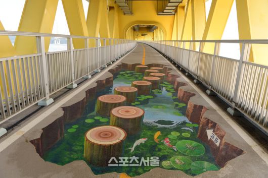 거금대교의 아래층은 아름다운 그랙픽이 있어 여행을 더욱 즐겁게 해준다. 이주상기자 rainbow@sportsseoul.com