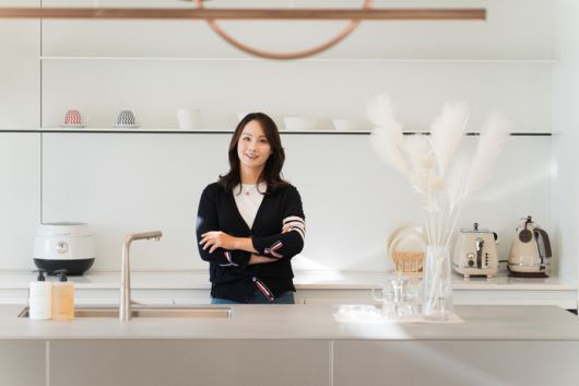 두산건설이 시공한 ‘보타니끄 논현’에서 화보 촬영을 한 박결. 사진 | 두산건설