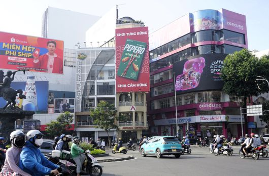 호치민1군 로터리에 설치된 빼빼로 옥외광고. 사진 | 롯데웰푸드
