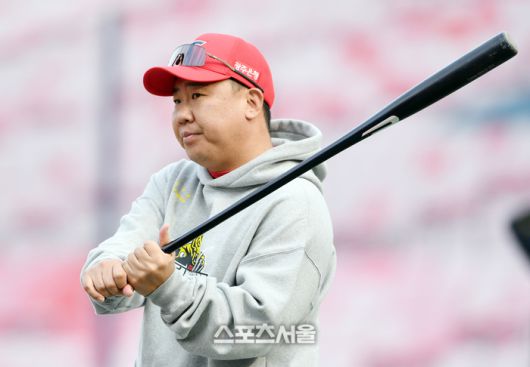 KIA 이범호 감독이 28일 광주-기아 챔피언스필드에서 열린 2024 KBO리그 삼성과의 한국시리즈 5차전에 앞서 선수들의 훈련을 지켜보고 있다. 광주 | 박진업 기자 upandup@sportsseoul.com