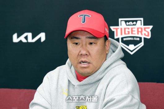 KIA 이범호 감독이 28일 광주-기아 챔피언스필드에서 열린 2024 KBO리그 삼성과의 한국시리즈 5차전에 앞서 취재진과 인터뷰를 하고 있다. 광주 | 박진업 기자 upandup@sportsseoul.com