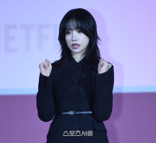 조유리가 9일 서울 동대문디자인플라자(DDP)에서 열린 넷플릭스 ‘오징어게임2’ 제작발표회에서 포토타임을 갖고 있다.   사진 | 스포츠서울 DB