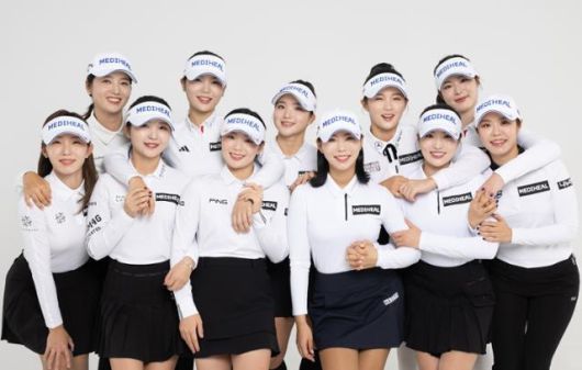 메디힐 여자골프단 선수들이 단체촬영하고 있다. 사진 | 메디힐