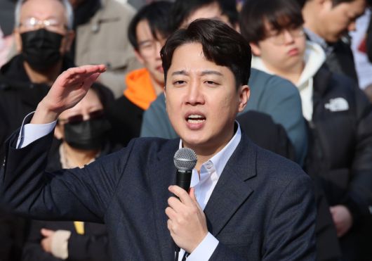 개혁신당 이준석 의원이 2일 서울 마포구 홍대 레드로드 버스킹거리에서 정치 현안 관련 기자회견을 하고 있다. 사진 | 연합뉴스