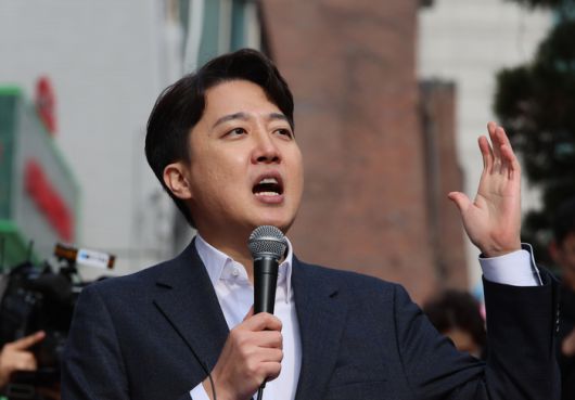 개혁신당 이준석 의원이 2일 서울 마포구 홍대 레드로드 버스킹거리에서 정치 현안 관련 기자회견을 하고 있다. 사진 | 연합뉴스