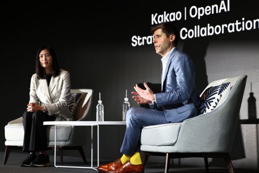 카카오 정신아 카카오 대표가 4일 오전 서울 중구 더 플라자 호텔 서울에서 열린 기자간담회에서 샘 올트먼 오픈AI CEO와 대담하고 있다. 사진 | 연합뉴스