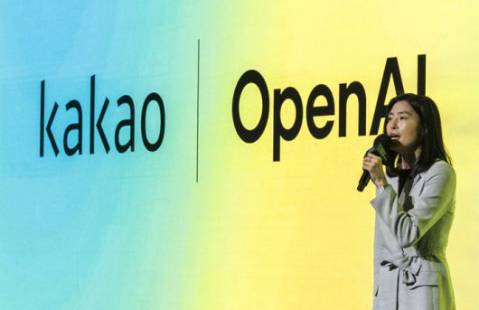 카카오 정신아 대표가 4일 오전 서울 중구 더 플라자 호텔에서 열린 기자간담회에서 카카오와 챗GPT 개발사 오픈AI와의 전략적 제휴를 발표하고 있다. 사진 | 연합뉴스