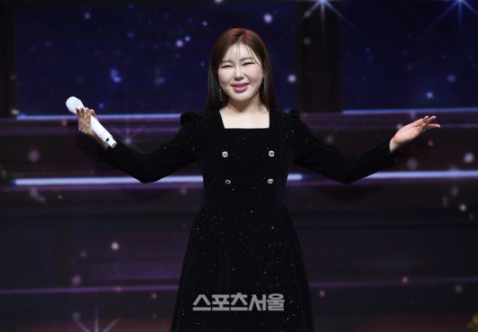 가수 송가인이 11일 서울 강서구 스카이아트홀에서 진행된 정규 4집 ‘가인;달’ 발매 기념 쇼케이스에서 앨범 수록곡 ‘평생’을 열창하고 있다. 사진 | 박진업 기자 upandup@sportsseoul.com