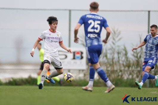 강원 홍철(왼쪽에서 첫 번째). 사진 | 한국프로축구연맹