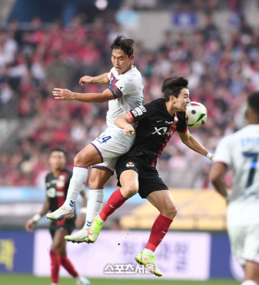 수원FC 윤빛가람(왼쪽)이 지난해 9월29일 서울월드컵경기장에서 열린 K리그1 FC서울과 경기에서 상대 임상협과 볼다툼을 하고 있다. 상암 | 최승섭기자 thunder@sportsseoul.com