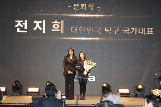 전지희(오른쪽)와 신유빈이 지난 14일 KTTA AWARS 2025에서 기념사진을 촬영하고 있다. 사진 | 대한탁구협회