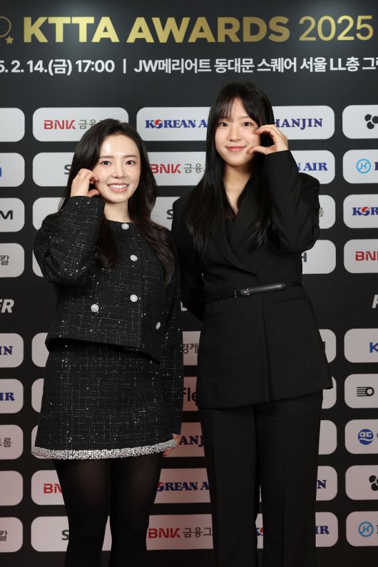 전지희(왼쪽)와 신유빈이 지난 14일 KTTA AWARS 2025에서 하트를 만들고 있다. 사진 | 대한탁구협회