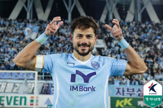 세징야가 16일 강원전에서 승리한 뒤 세리머니를 펼치고 있다. 사진 | 한국프로축구연맹