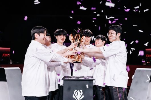 한화생명e스포츠가 올해 신설된 국제 대회 퍼스트 스탠드에서 유럽 카르민 코프를 꺾고 초대 챔피언에 올랐다. 사진 | 라이엇 게임즈