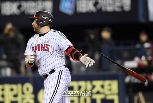 LG 오스틴이 25일 잠실구장에서 열린 2025 KBO리그 한화와의 경기 8회말 무사 만루 상황에서 한화 김범수를 상대로 적시타를 치고 있다. 잠실 | 박진업 기자 upandup@sportsseoul.com