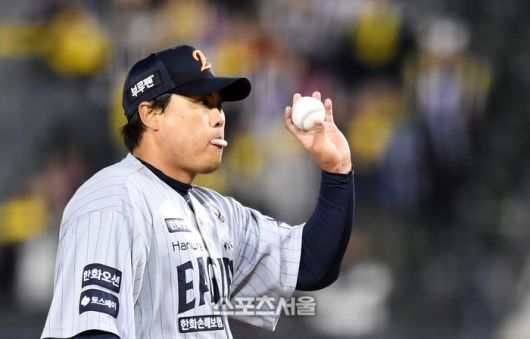 한화 류현진이 25일 잠실구장에서 열린 2025 KBO리그 LG와의 경기 4회말 1사 2루 상황에서 LG 오스틴을 유격수 땅볼로 잡아낸 뒤 구심을 향해 공을 바꿔달라는 제스처를 하고 있다. 잠실 | 박진업 기자 upandup@sportsseoul.com